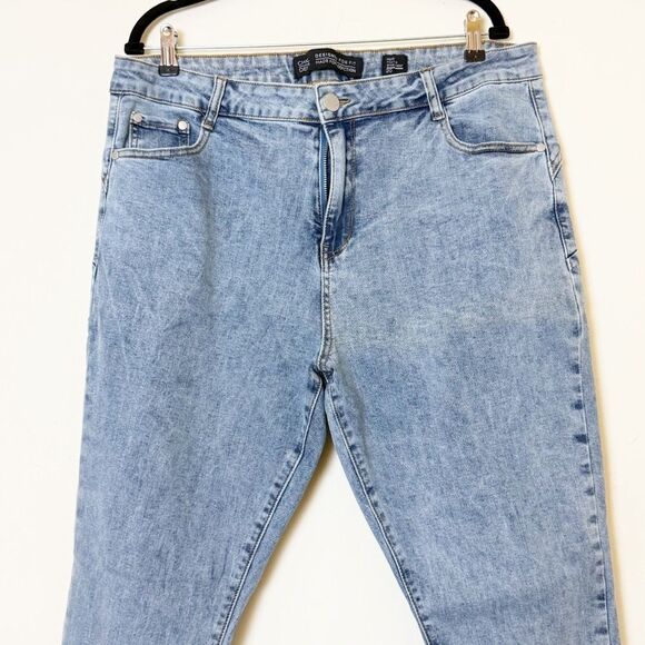 City Chic Harley Mid-Rise Ankle Grazer Jeans | Size 20 | Light Wash | NWOT - Picture 2 of 13